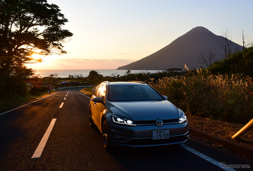 VW ゴルフ ヴァリアントTDI ハイラインマイスター。夕刻の薩摩半島南端を走行中。背後に見えるのは本土最南端の火山、開聞岳。《写真撮影 井元康一郎》