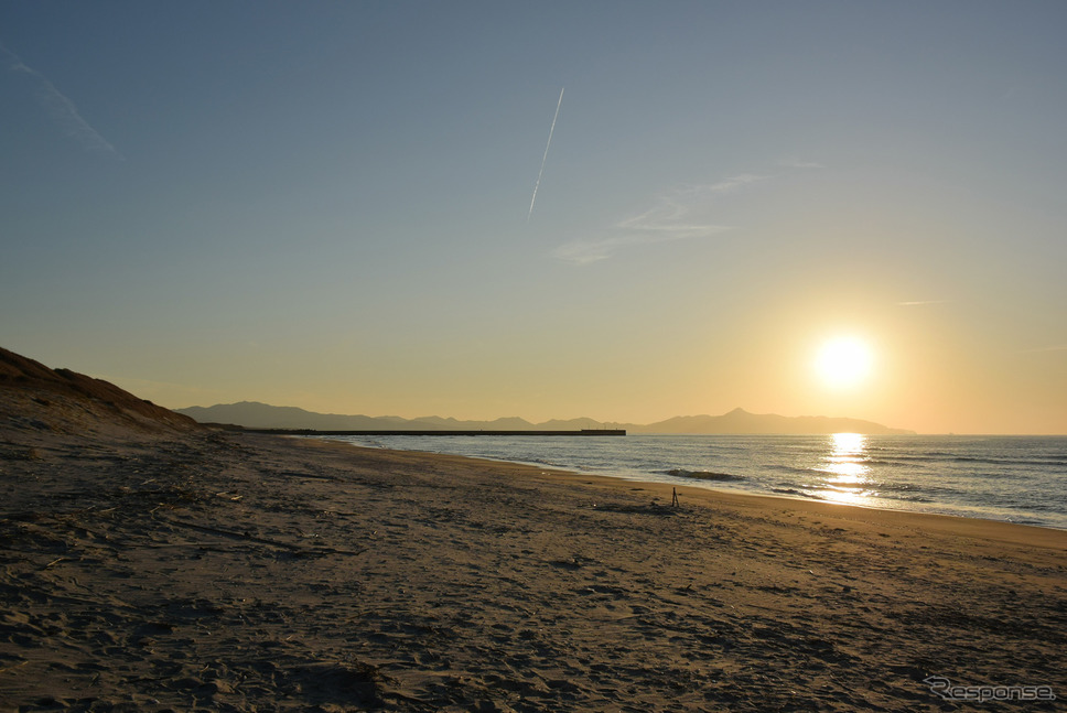 日本三大砂丘、吹上浜で夕日を眺めた。《写真撮影 井元康一郎》
