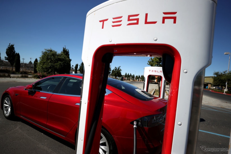 テスラ車と充電器。米カリフォルニア州では、2035年から州内で内燃機関車の販売が禁じられる。《Photo by Justin Sullivan/Getty Images News/ゲッティイメージズ》