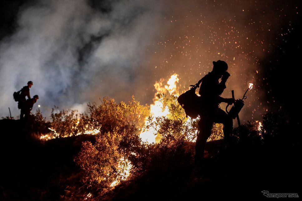 米カリフォルニア州で山火事の消火にあたる消防隊（9月22日）《Robert Gauthier/ Los Angeles Times via Getty Images/ゲッティイメージズ》