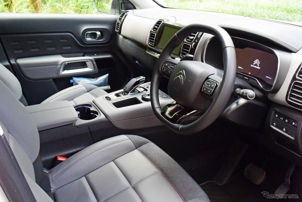 ダッシュボードまわりは弟分の「C3エアクロスSUV」に比べるとちょっと地味。ただし意匠性は高かった。《写真撮影 井元康一郎》