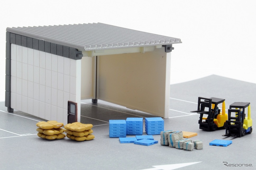 フォークリフト＋建物パーツB＋操縦する人 ＋小物各種《写真提供 トミーテック》