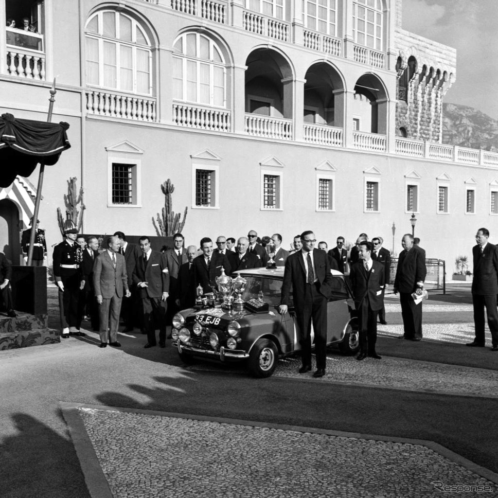 1964年、モンテカルロラリーで優勝したポカーク（車両の向かって左側）とコドライバーのリドン・ヘンリー（同向かって右）。《Photo by KEYSTONE-FRANCE/Gamma-Rapho via Getty Images/ゲッティイメージズ》