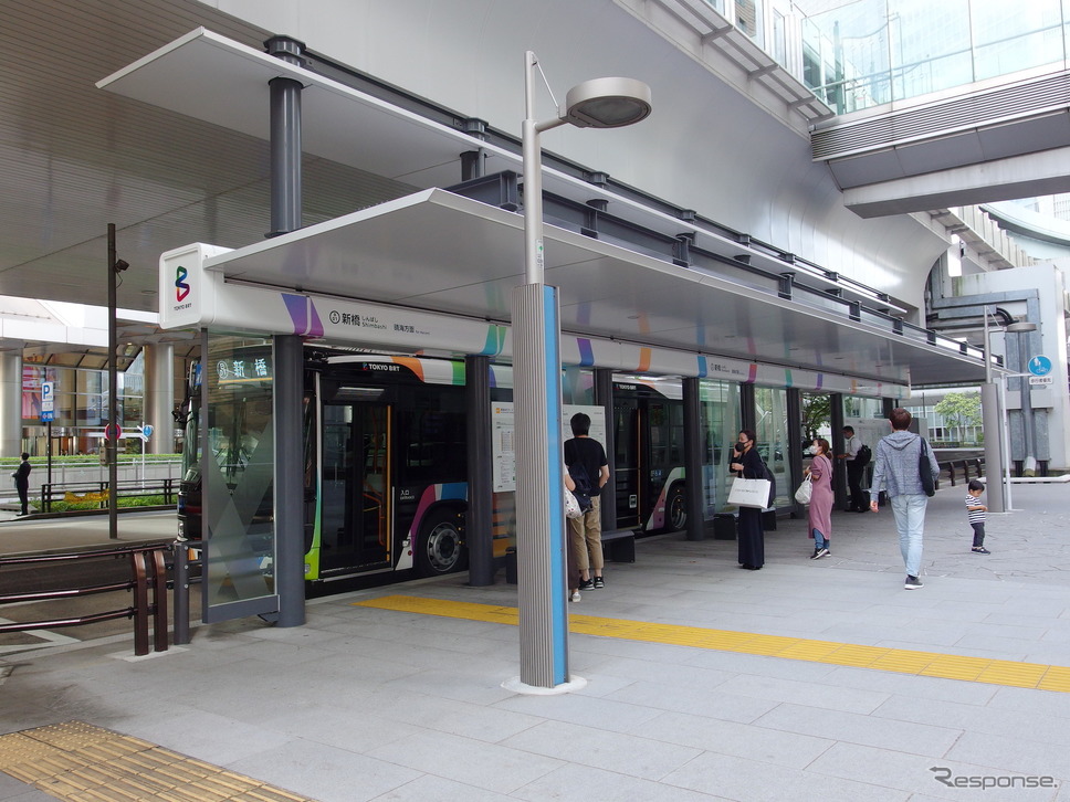 東京BRT（10月12日）。新橋バス停はゆりかもめ新橋駅直下。《写真撮影 高木啓》