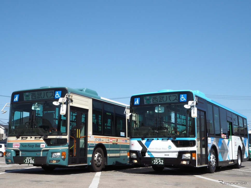 西武バスの新カラーリング車両、S-tory（向かって右）と従来塗装《写真提供 西武バス》