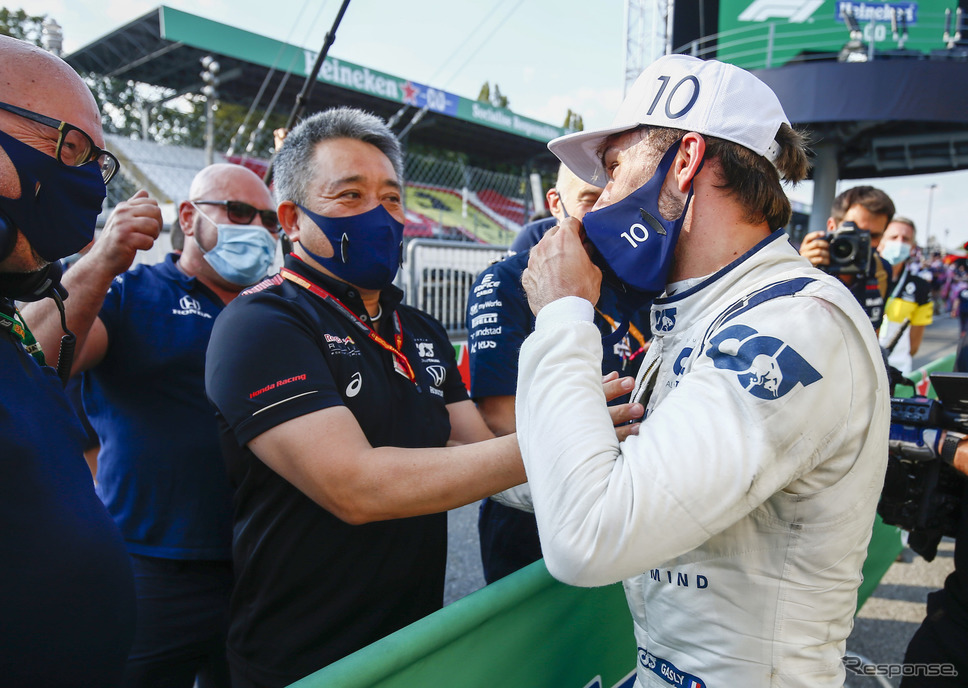 イタリアGP優勝のガスリーを祝福する、ホンダF1の山本雅史マネージングディレクター。《写真提供 Honda》