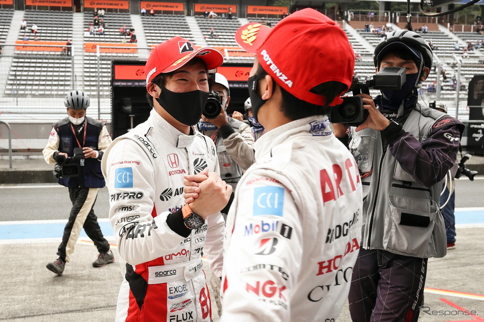 チームメイトの野尻智紀と喜びを分かち合う福住仁嶺《撮影 益田和久》