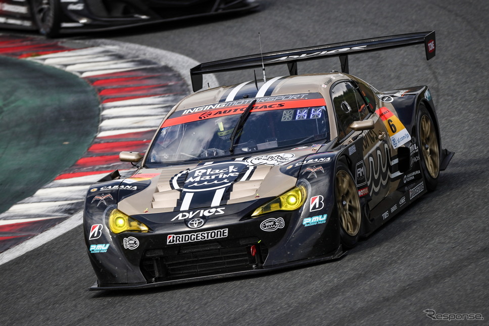 GT300クラスポールポジションの#6 ADVICS muta MC86《撮影 益田和久》