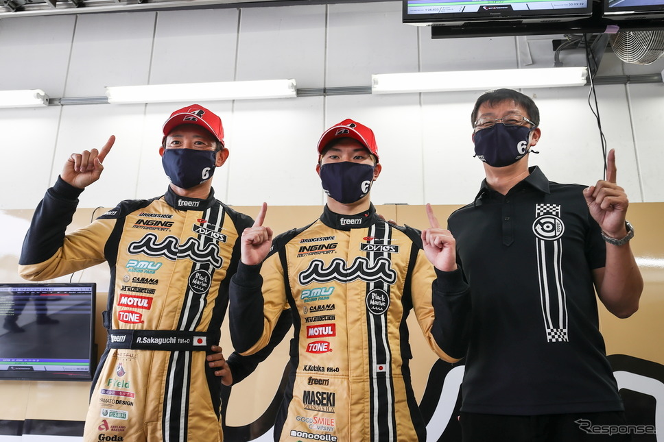 ポールポジションを獲得したADVICS muta MC86の阪口良平(左)と小高一斗(中央)《撮影 益田和久》