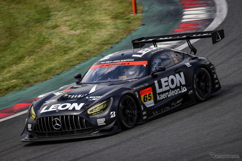 GT300クラス3番手の#65 LEON PYRAMID AMG《撮影 益田和久》