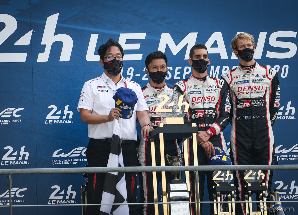 優勝した中嶋一貴（左から2人目）ら8号車のドライビングクルーと、村田チーム代表（左端）。《写真提供 TOYOTA》