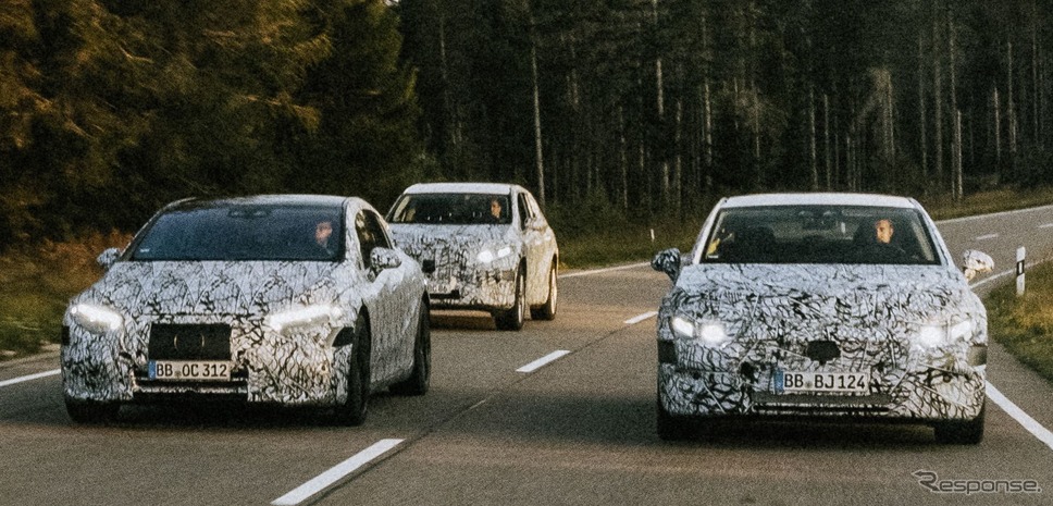 メルセデスベンツの新型EV 3車種のプロトタイプ(左からEQS、EQE SUV、EQE)《photo by Mercedes-Benz》