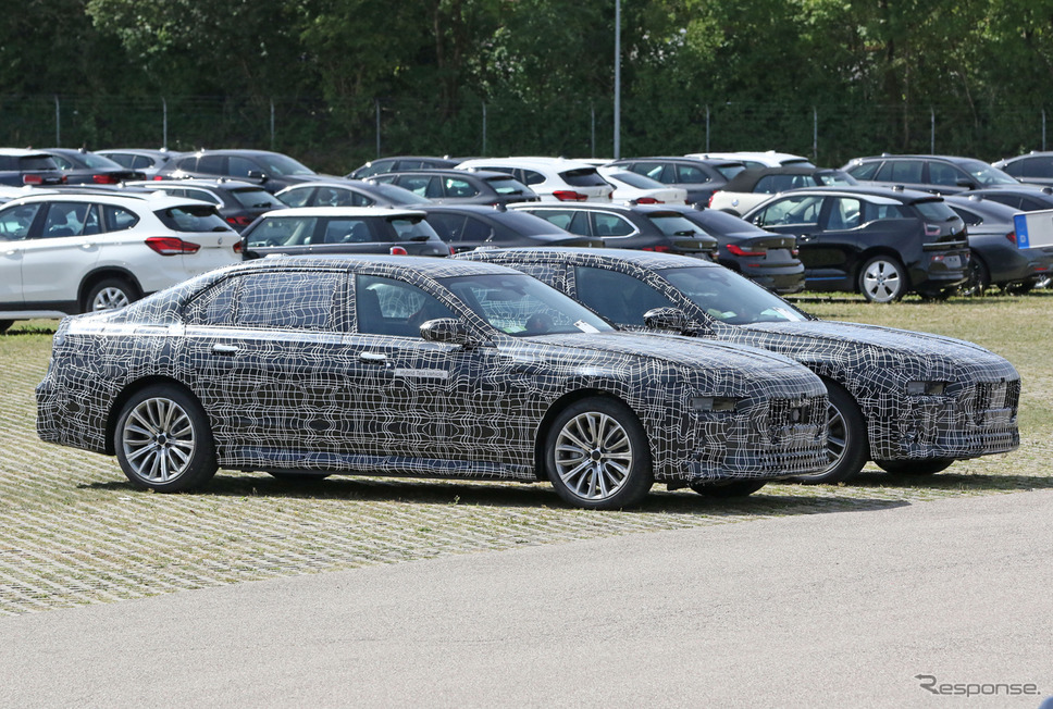 BMW 7シリーズ 次期型プロトタイプ。手前がPHEV、奥がEVの「i7」（スクープ写真）《APOLLO NEWS SERVICE》