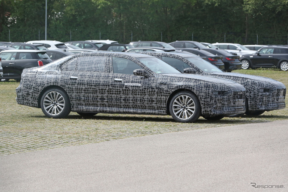 BMW 7シリーズ 次期型プロトタイプ。手前がPHEV、奥がEVの「i7」（スクープ写真）《APOLLO NEWS SERVICE》