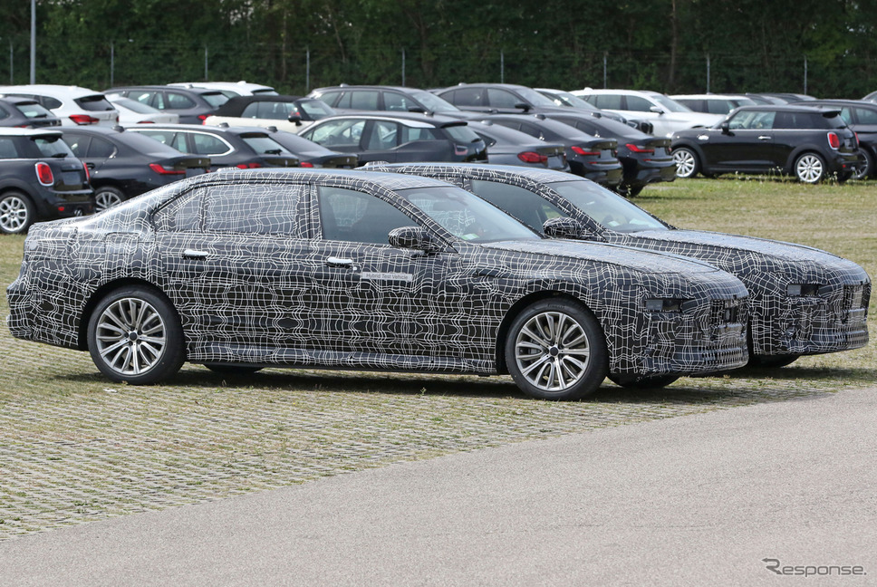 BMW 7シリーズ 次期型プロトタイプ。手前がPHEV、奥がEVの「i7」（スクープ写真）《APOLLO NEWS SERVICE》