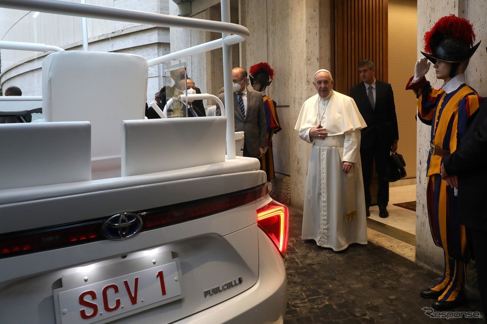 トヨタ・ミライ がベースのローマ教皇のパレード車両「パパモービレ」《photo by Toyota》