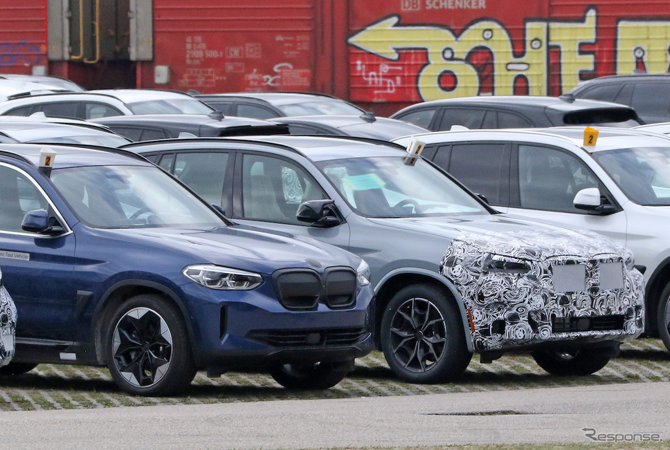 BMW X3 M40i 改良新型プロトタイプ（写真右）。左はX4のプロトタイプ《APOLLO NEWS SERVICE》
