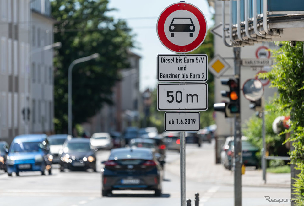 古い排ガス基準に適合している車両の進入が規制されているダルムシュタット市《Photo by Silas Stein/picture alliance via Getty Images/ゲッティイメージズ》