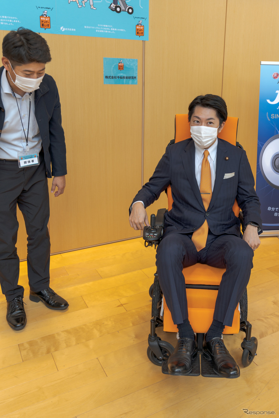 経済産業大臣政務官・佐藤啓氏も、展示コーナーで様々な電動車いすを試乗していた。《写真撮影 関口敬文》