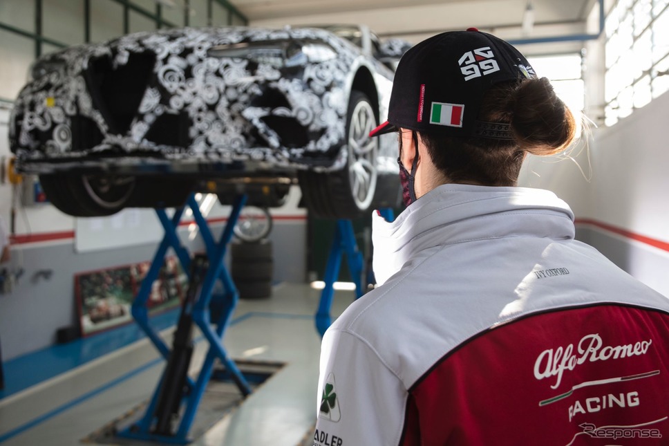 アルファロメオ・ジュリア GTA 新型のプロトタイプとアントニオ・ジョヴィナッツィ選手《photo by Alfa Romeo》