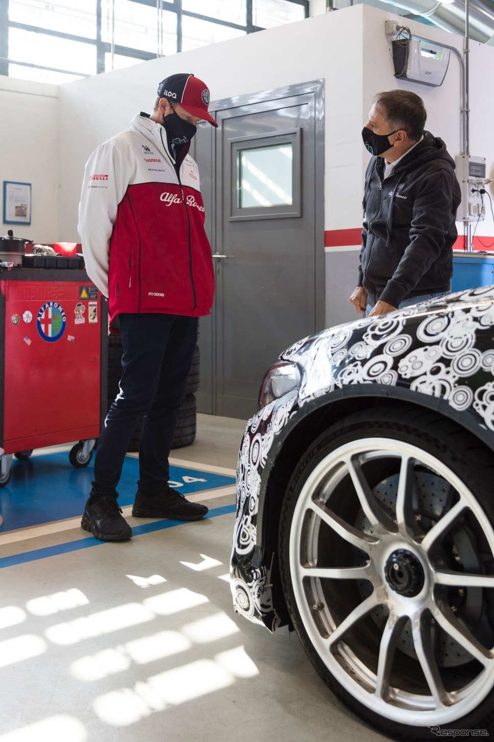 アルファロメオ・ジュリア GTA 新型のプロトタイプとキミ・ライコネン選手《photo by Alfa Romeo》