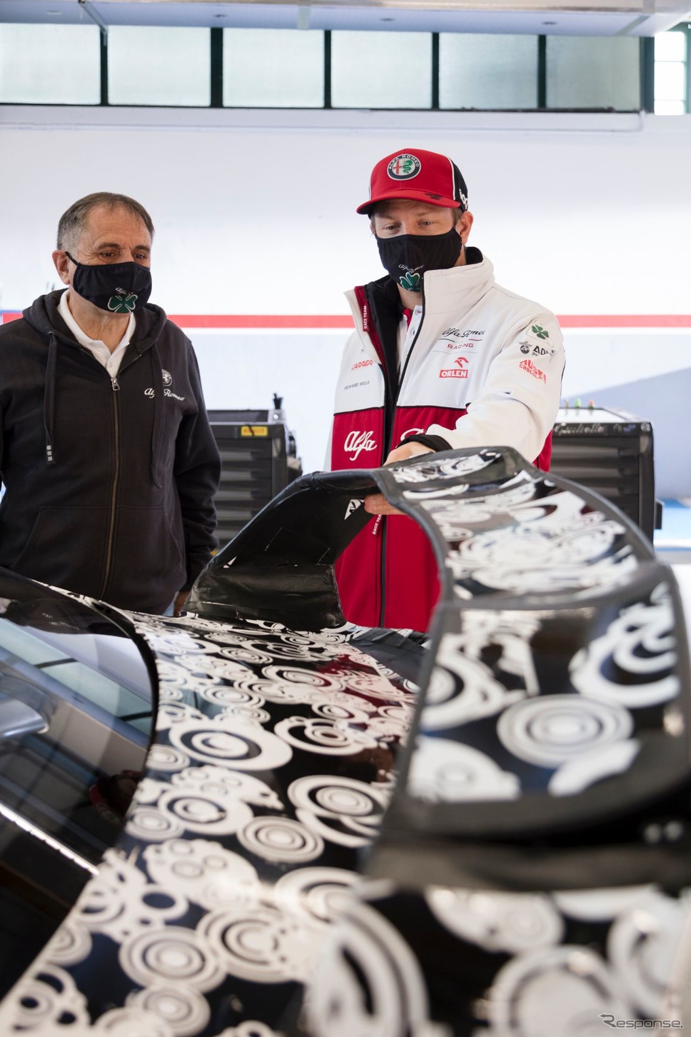 アルファロメオ・ジュリア GTA 新型のプロトタイプとキミ・ライコネン選手《photo by Alfa Romeo》
