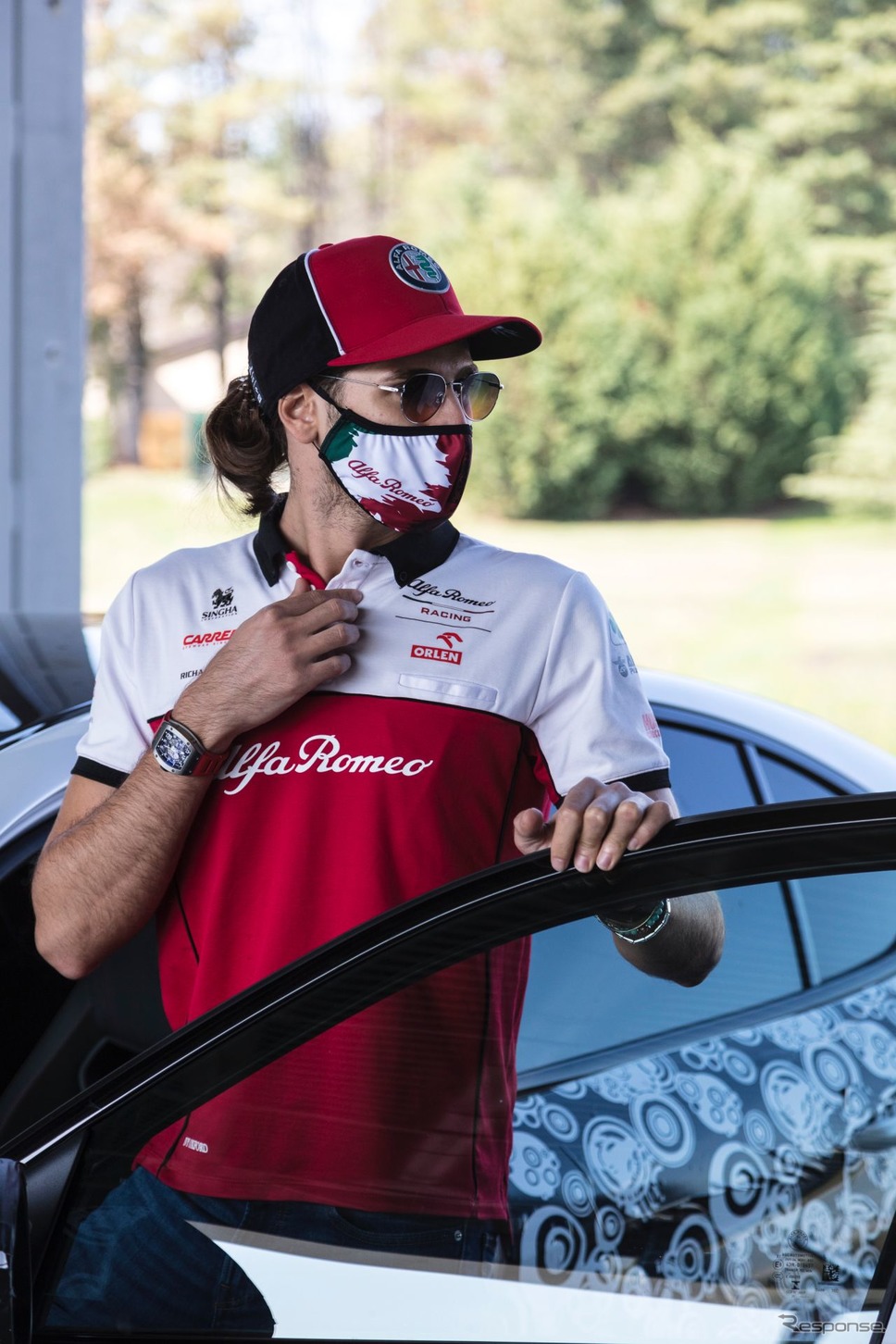 アルファロメオ・ジュリア GTA 新型のプロトタイプとアントニオ・ジョヴィナッツィ選手《photo by Alfa Romeo》