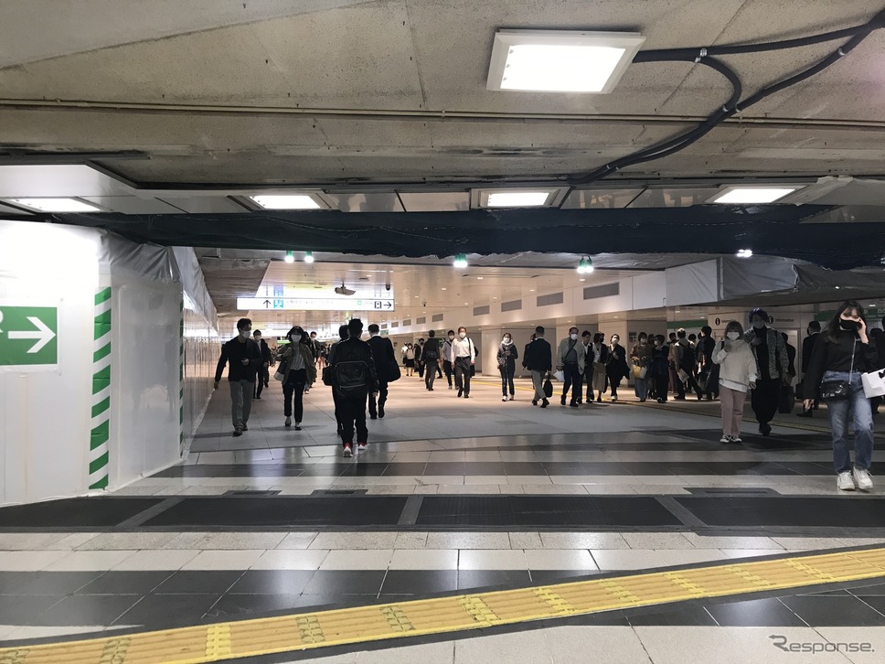 新宿駅東西自由通路《写真撮影 高木啓》