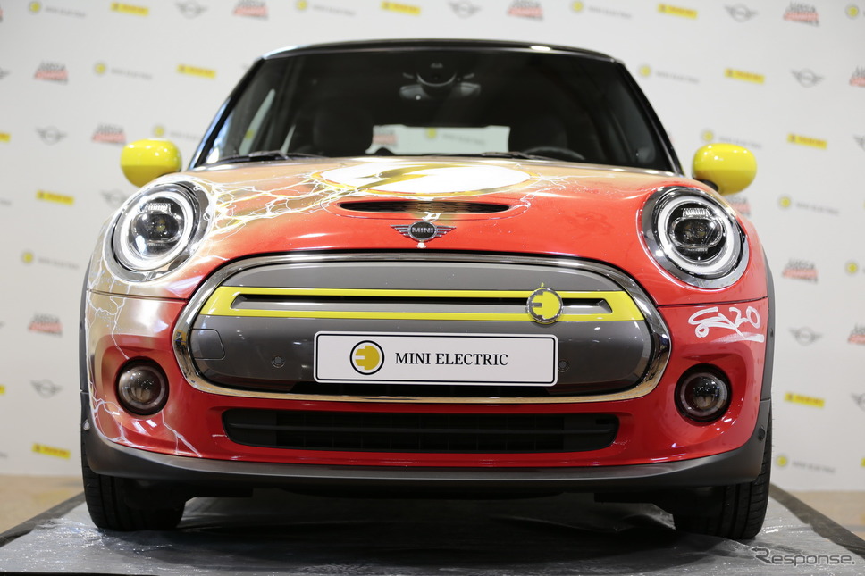 MINI クーパーSE のアートカー。漫画『ザ・フラッシュ』の世界観を表現《photo by MINI》