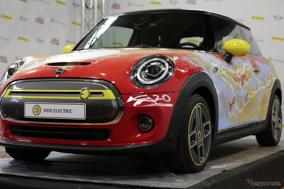 MINI クーパーSE のアートカー。漫画『ザ・フラッシュ』の世界観を表現《photo by MINI》
