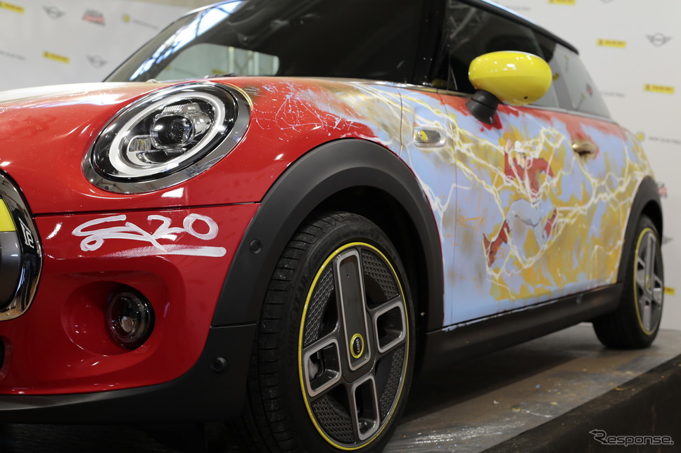 MINI クーパーSE のアートカー。漫画『ザ・フラッシュ』の世界観を表現《photo by MINI》