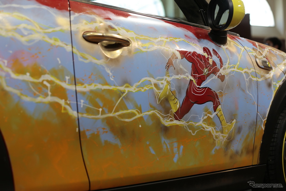 MINI クーパーSE のアートカー。漫画『ザ・フラッシュ』の世界観を表現《photo by MINI》