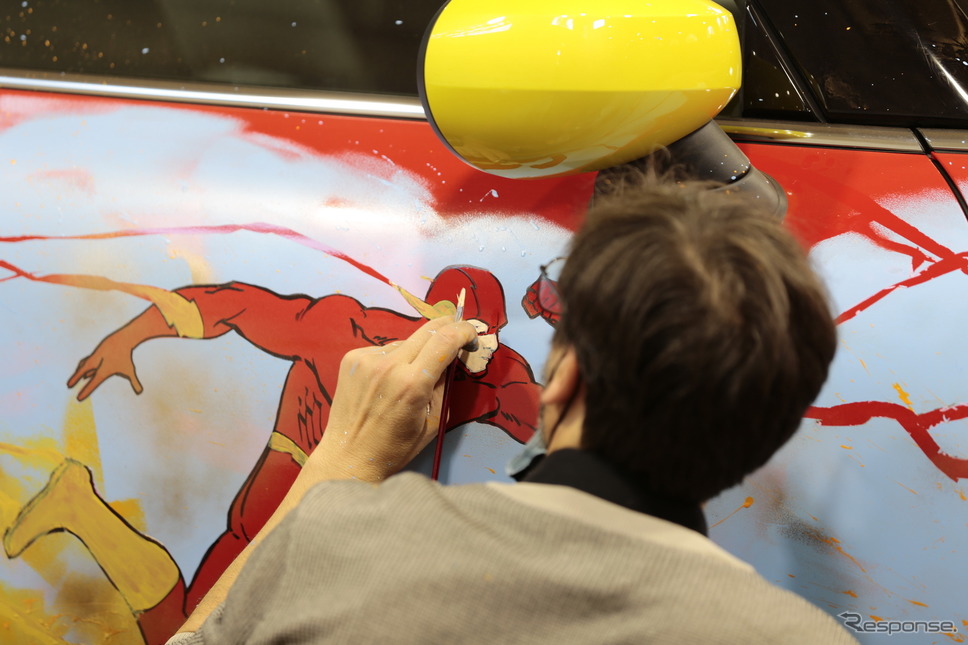 MINI クーパーSE のアートカー。漫画『ザ・フラッシュ』の世界観を表現《photo by MINI》