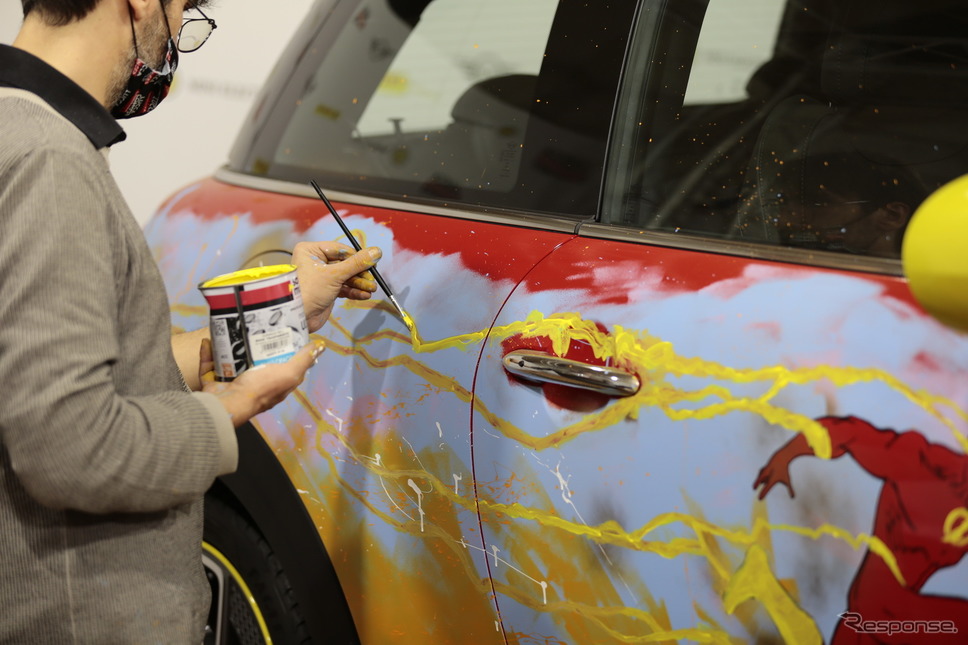 MINI クーパーSE のアートカー。漫画『ザ・フラッシュ』の世界観を表現《photo by MINI》