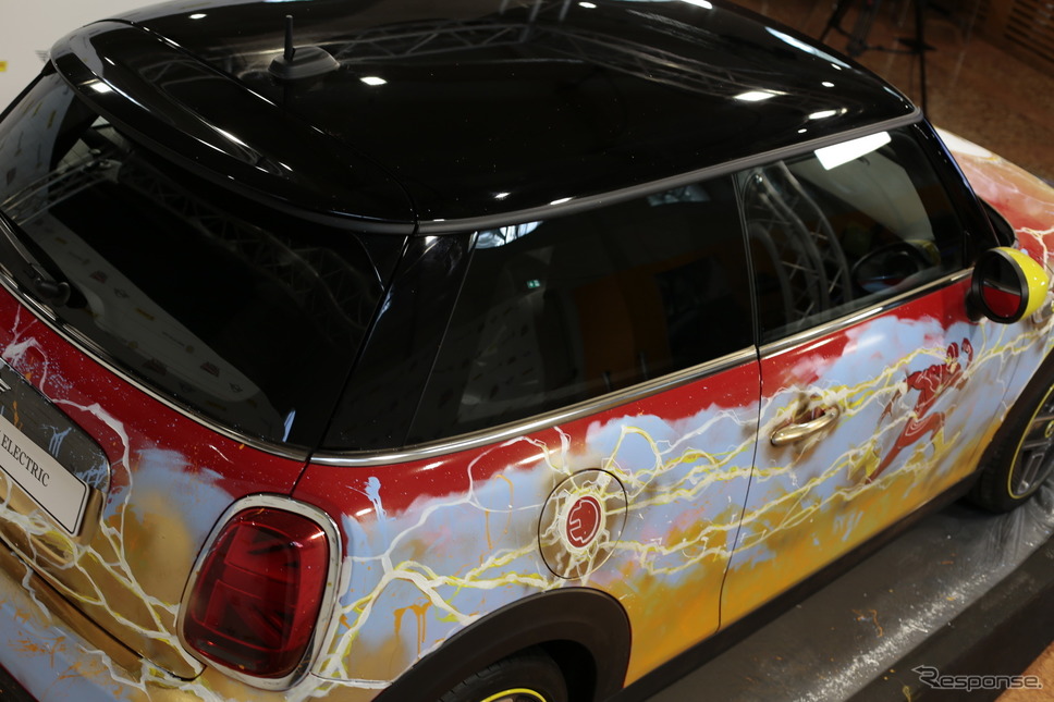 MINI クーパーSE のアートカー。漫画『ザ・フラッシュ』の世界観を表現《photo by MINI》