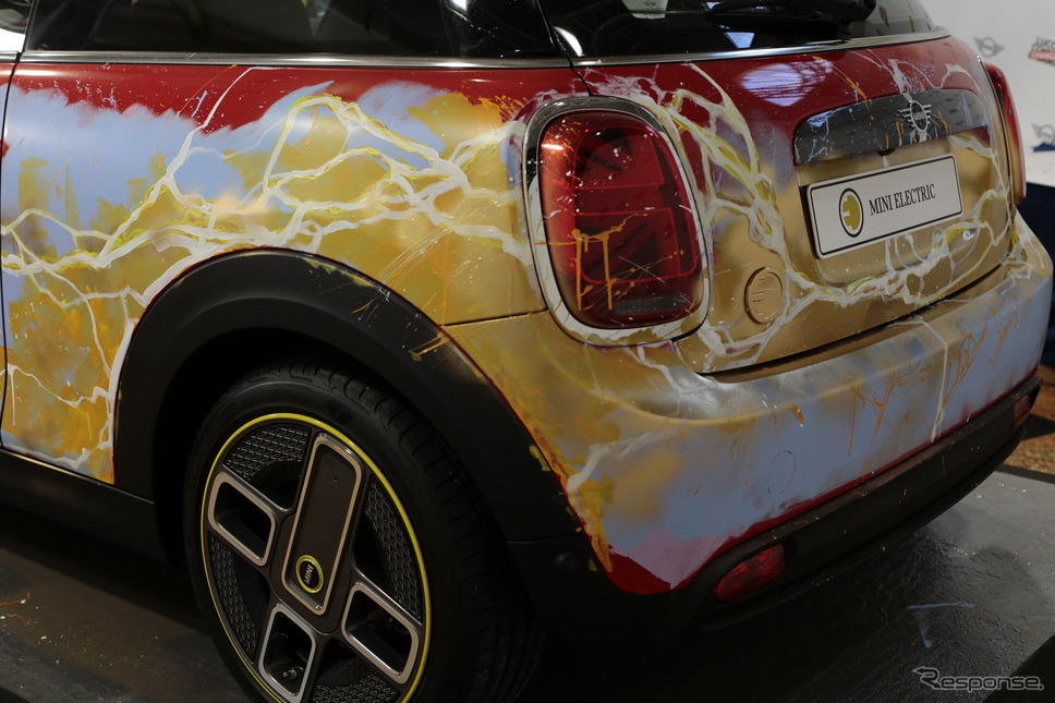 MINI クーパーSE のアートカー。漫画『ザ・フラッシュ』の世界観を表現《photo by MINI》