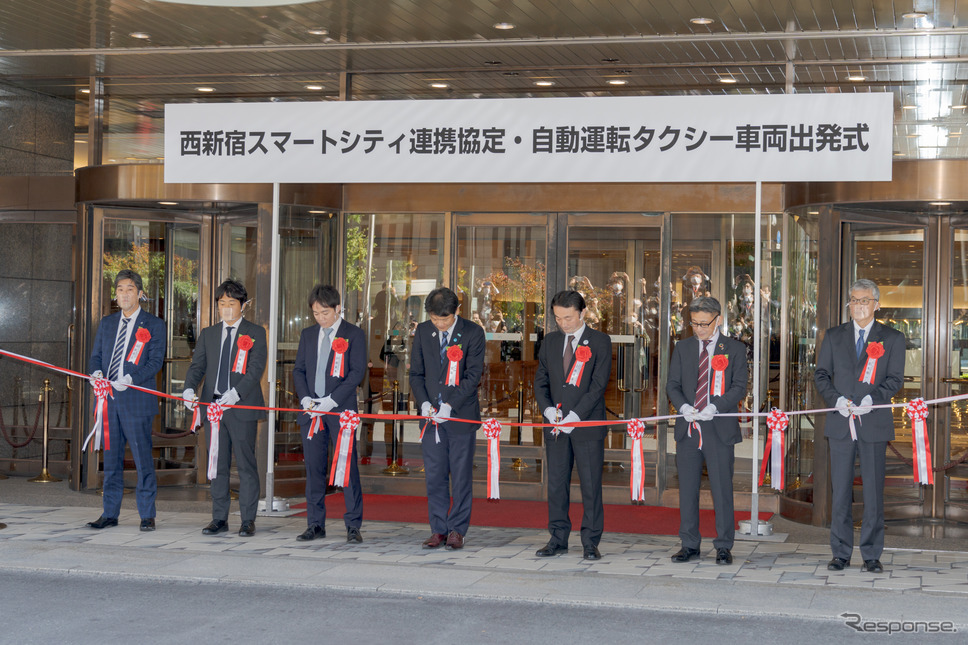 自動運転タクシーの出発前にはテープカットも行われた。《写真撮影 関口敬文》