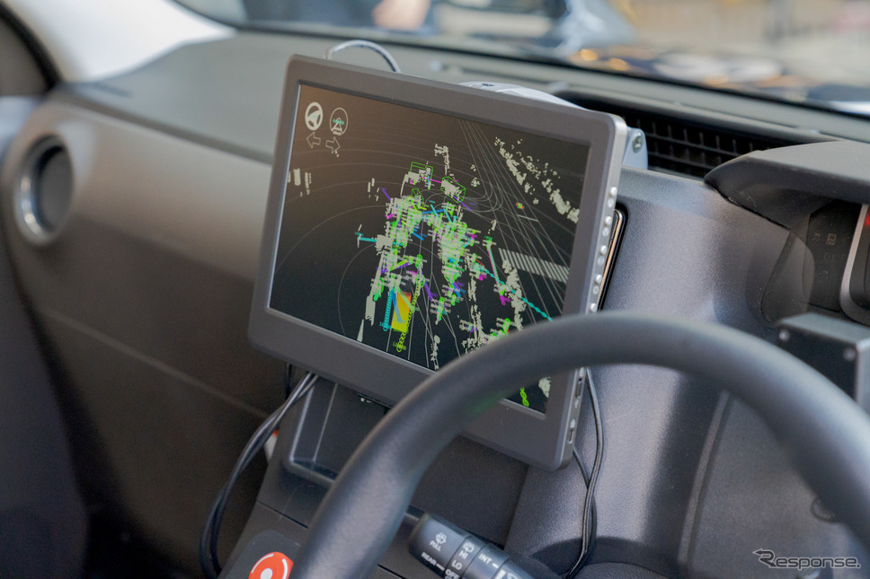 運転席の左に設置されたモニターには、3次元データ化された車の周りの状況が表示される。ひ《写真撮影 関口敬文》