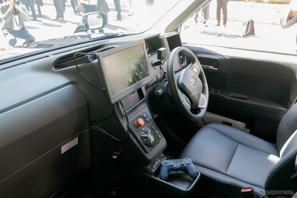 センターコンソール下のPS4用コントローラーは、運転に介入するような操作も可能だが、あくまでも緊急用のもので通常は使用しないとのこと。《写真撮影 関口敬文》