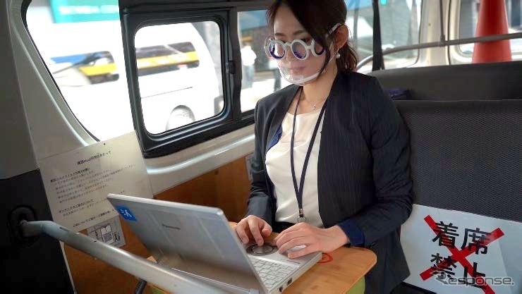 車酔い軽減眼鏡で車酔いを抑えながら、移動中もワーク可能だ。《画像提供 NTTドコモ》