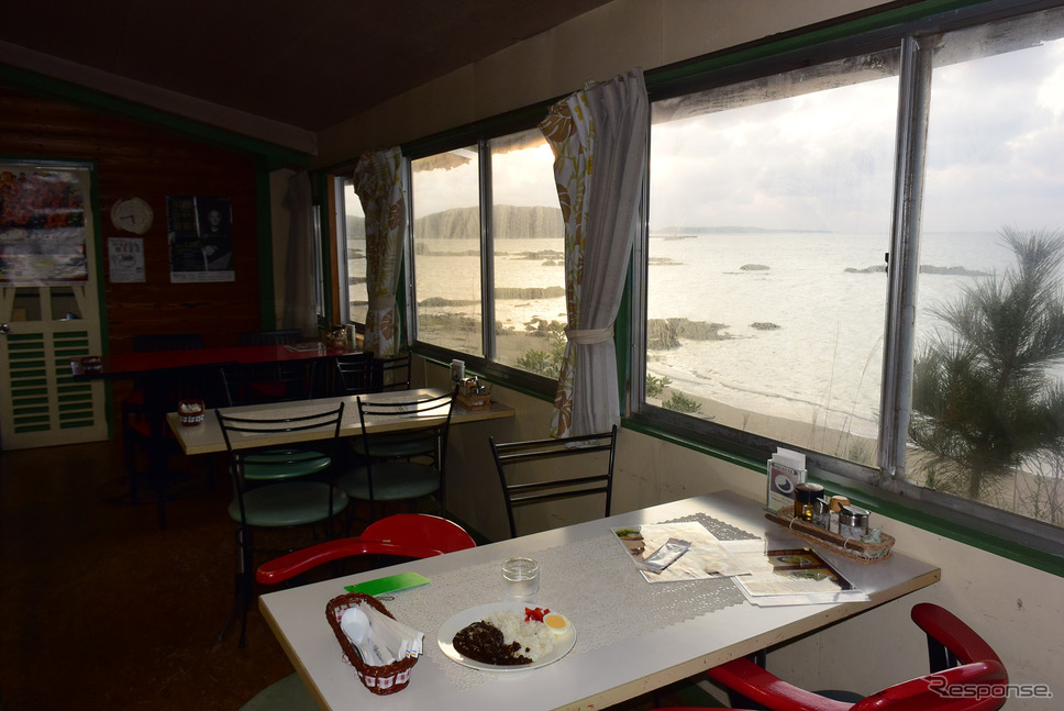 雲間から西日が差す海を見ながらカレーを食した。《写真撮影 井元康一郎》