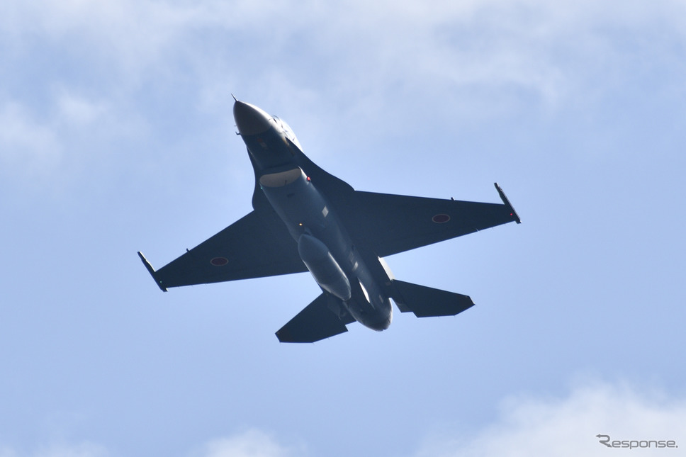 航空自衛隊F-2Bの展示飛行《撮影 雪岡直樹》