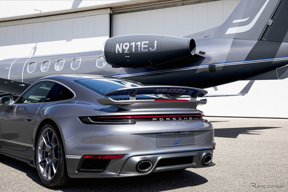 ポルシェ 911 ターボ S 新型の「デュエット」とエンブラエル・フェノム300Eの「デュエット」《photo by Porsche》