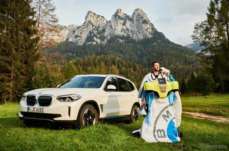 BMW i の「エレクトリファイド・ウイングスーツ」《photo by BMW》