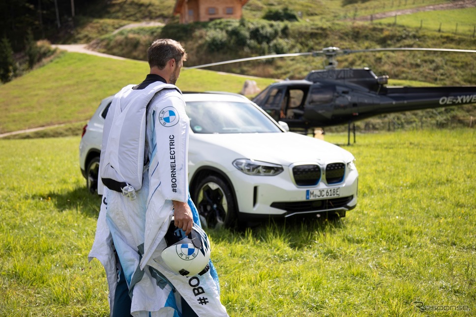 BMW i の「エレクトリファイド・ウイングスーツ」《photo by BMW》