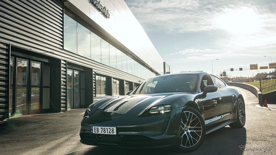 ポルシェ・タイカン がノルウェー発売半年で1000台目を納車《photo by Porsche》