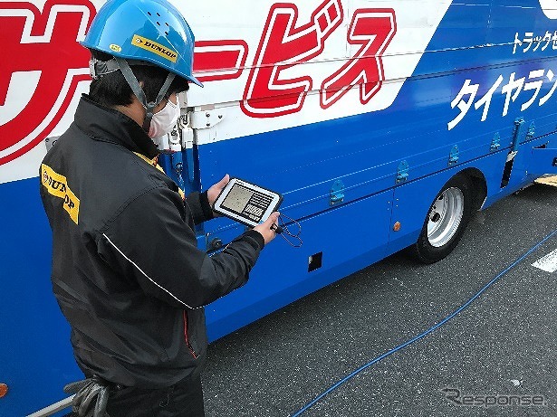 タブレット端末でタイヤトラブル情報を確認《写真提供 住友ゴム工業》