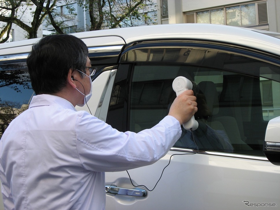 ウインドウスルー会話装置(利用イメージ)《写真提供 NTTドコモ》