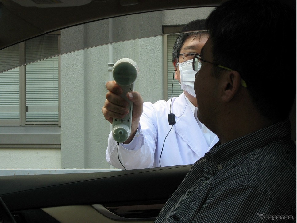 ウインドウスルー会話装置(利用イメージ)《写真提供 NTTドコモ》