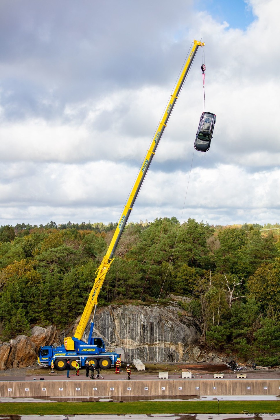 高さ30mから新車を落下させるボルボカーズの衝突テスト《photo by Volvo Cars》